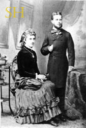Charles William Hugo stehend und Mathilde Hugo, geborene Wrba
